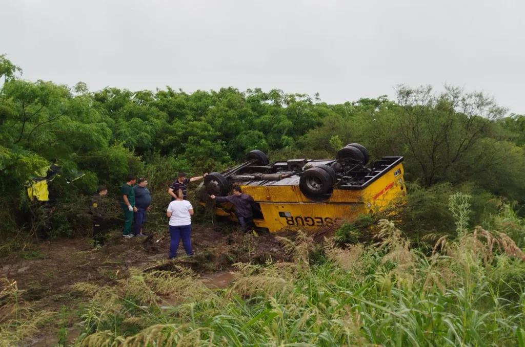 Volco un camión de caudales en ruta 12