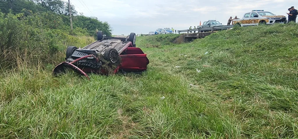 Un vehículo volcó en ruta 14