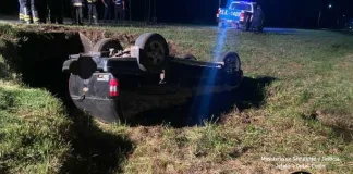 Despiste y vuelco de un automóvil en Ruta Ex 26