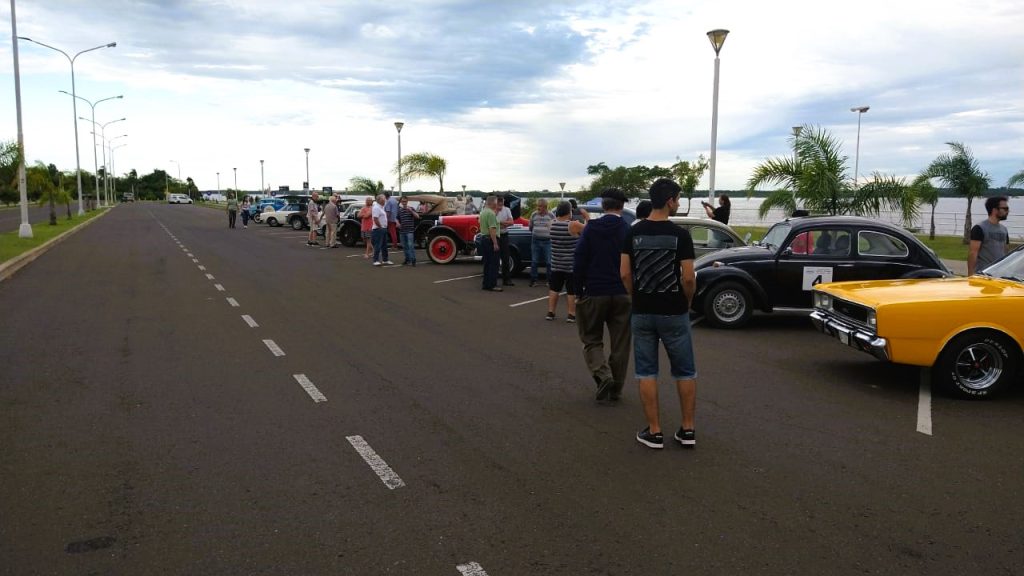 Autos y motos clásicas y antiguas brindaron un hermoso espectáculo