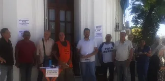 Jubilados se concentraron en la delegación de PAMI en rechazo a las medidas del gobierno.