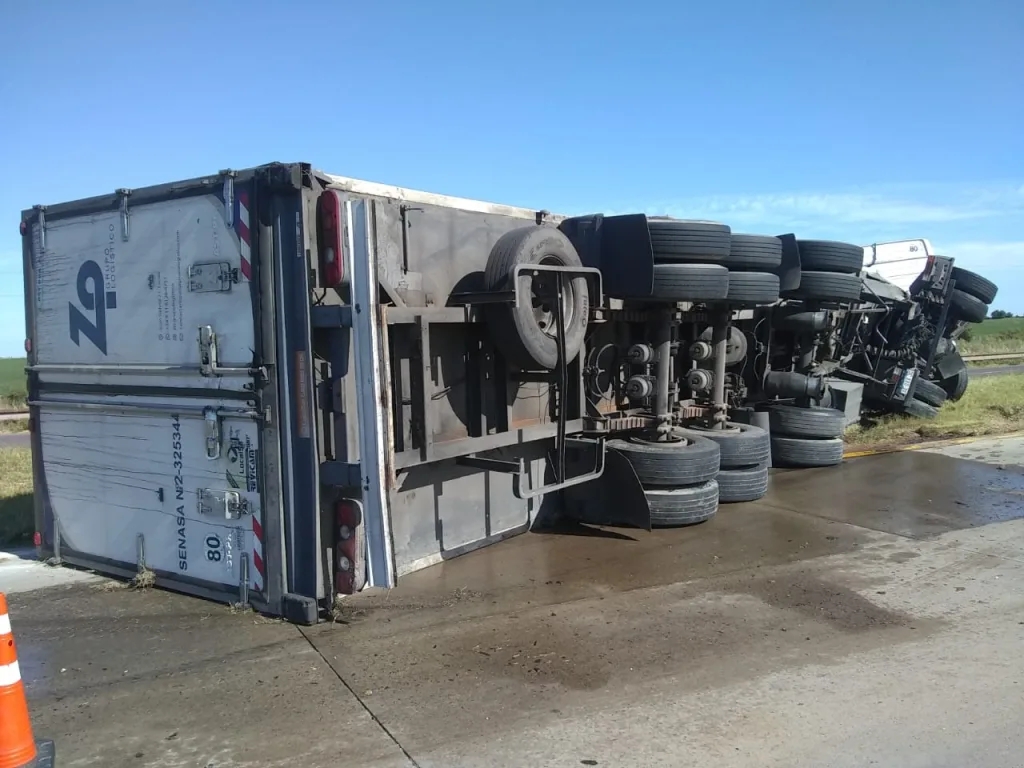 Ruta 14: Vuelco de un camión cargado con papas congeladas; el camionero se habría quedado dormido