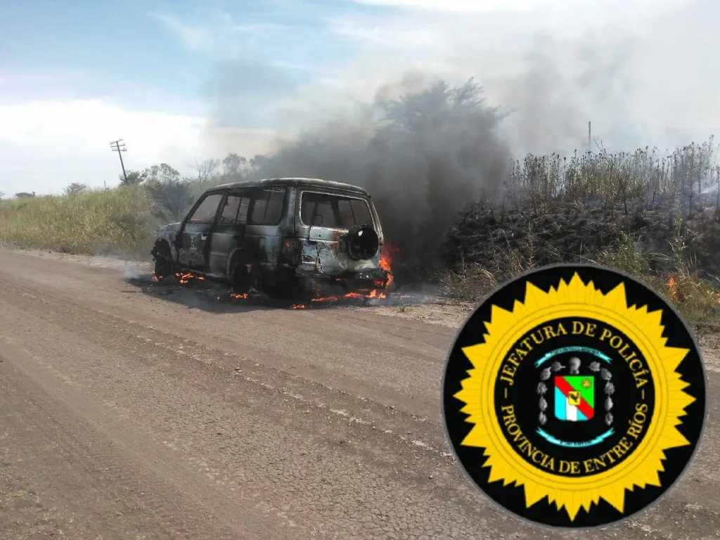 Una camioneta se incendió en un camino rural en Libaros.