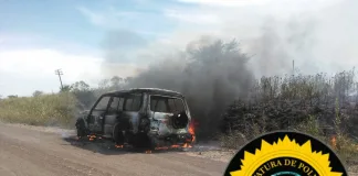 Una camioneta se incendió en un camino rural en Libaros.