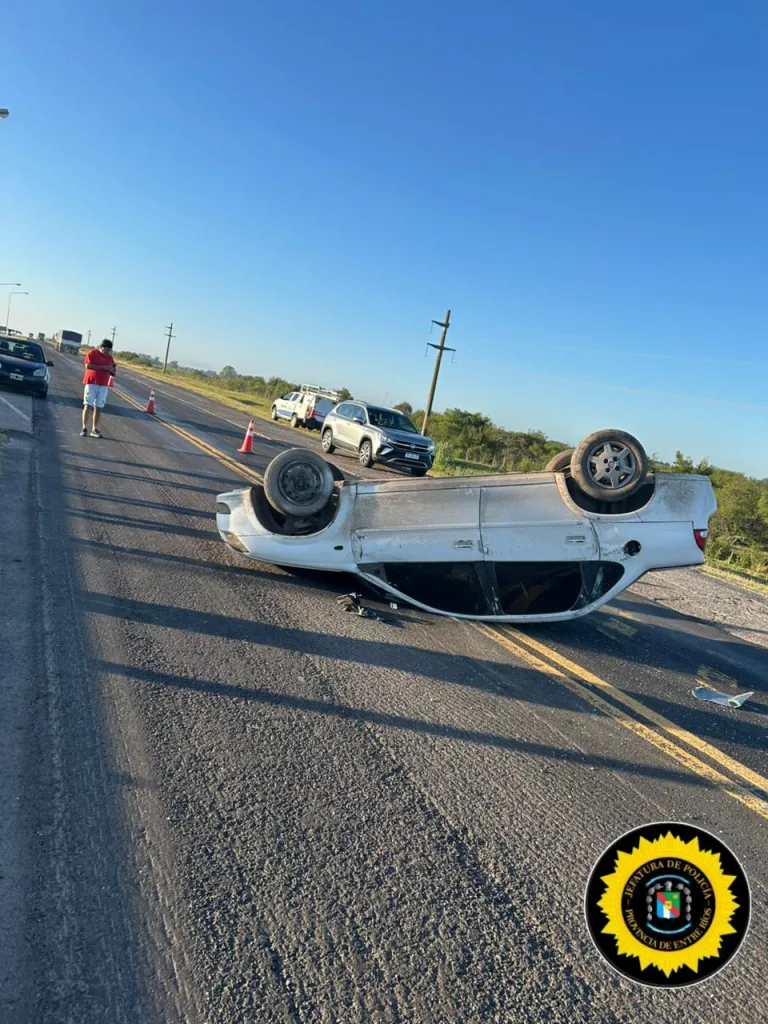 Vuelco de un automóvil en Ruta 12: el conductor fue internado