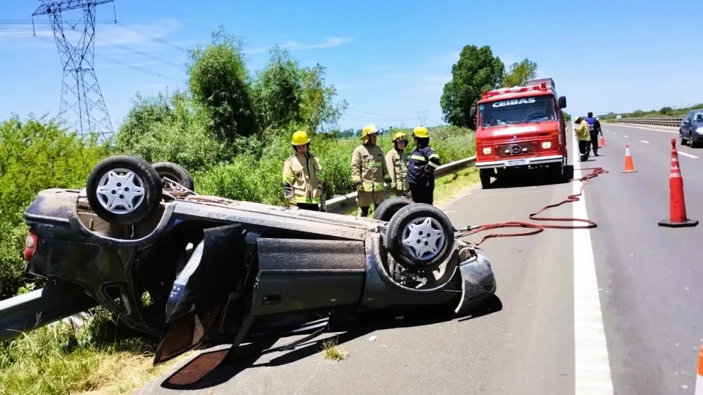 Accidente en Autovía N°12: Cuatro personas lesionadas en vuelco de vehículo