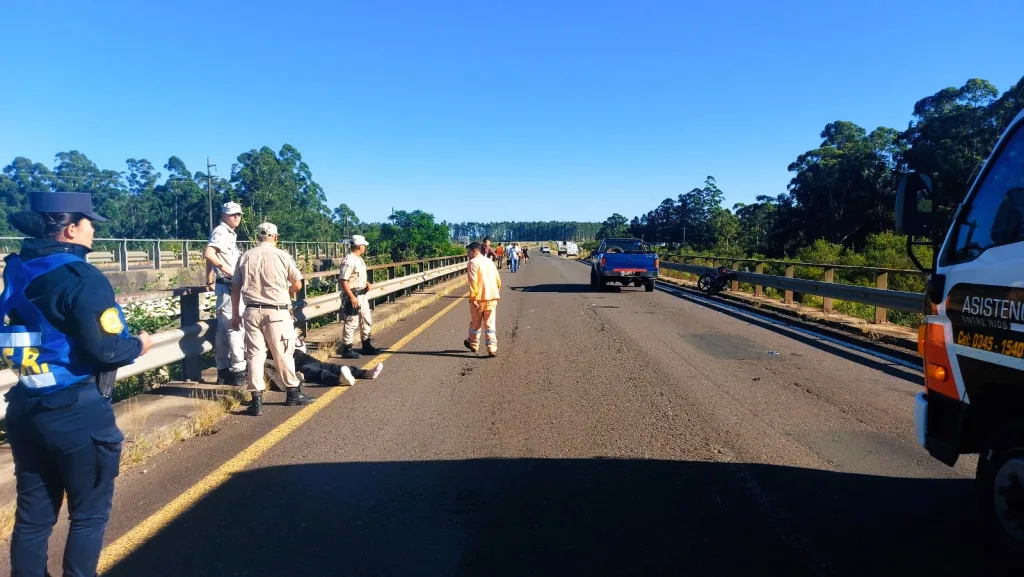 Dos uruguayenses a bordo de una motocicleta sufrieron un accidente en la Autovía Gervasio Artigas.