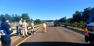 Dos uruguayenses a bordo de una motocicleta sufrieron un accidente en la Autovía Gervasio Artigas.