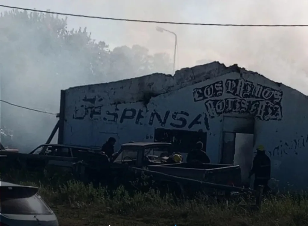 Incendio destruye por completo un depósito sobre Ruta Nacional 14