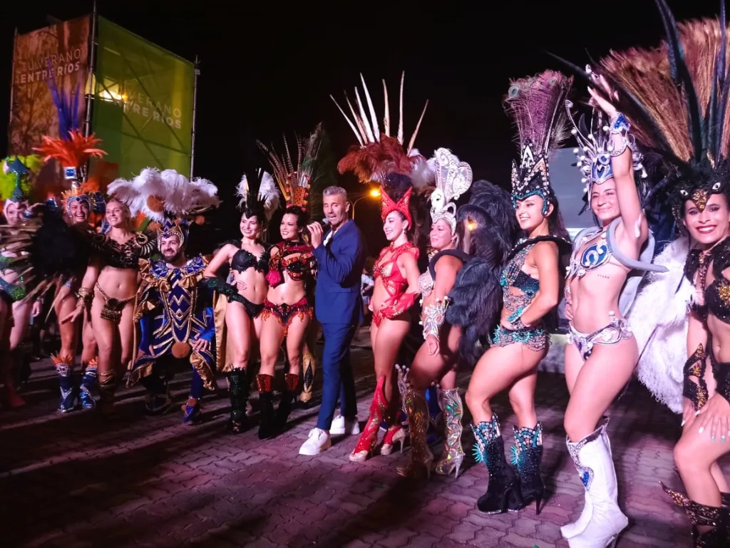 El Carnaval del País desplegó su magia en la presentación de la temporada de verano de Entre Ríos