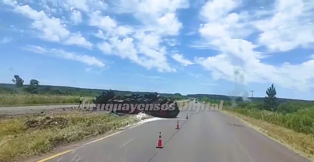 Despiste y vuelco de un camión en la Autovía José Gervasio Artigas