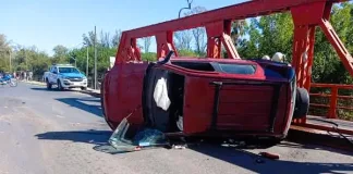 Siniestro Vial: Conductor Alcoholizado Volcó en el Ingreso al Puente Méndez Casariego