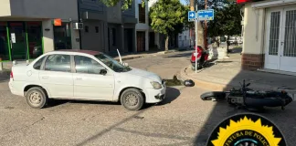 Un vehículo y una moto colisionan en la intersección de Urquiza y Artusi