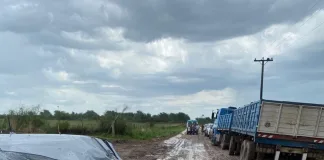 Mujer lesionada en choque entre auto y un camión