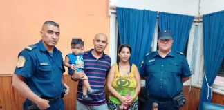 Policías salvan la vida de un bebé