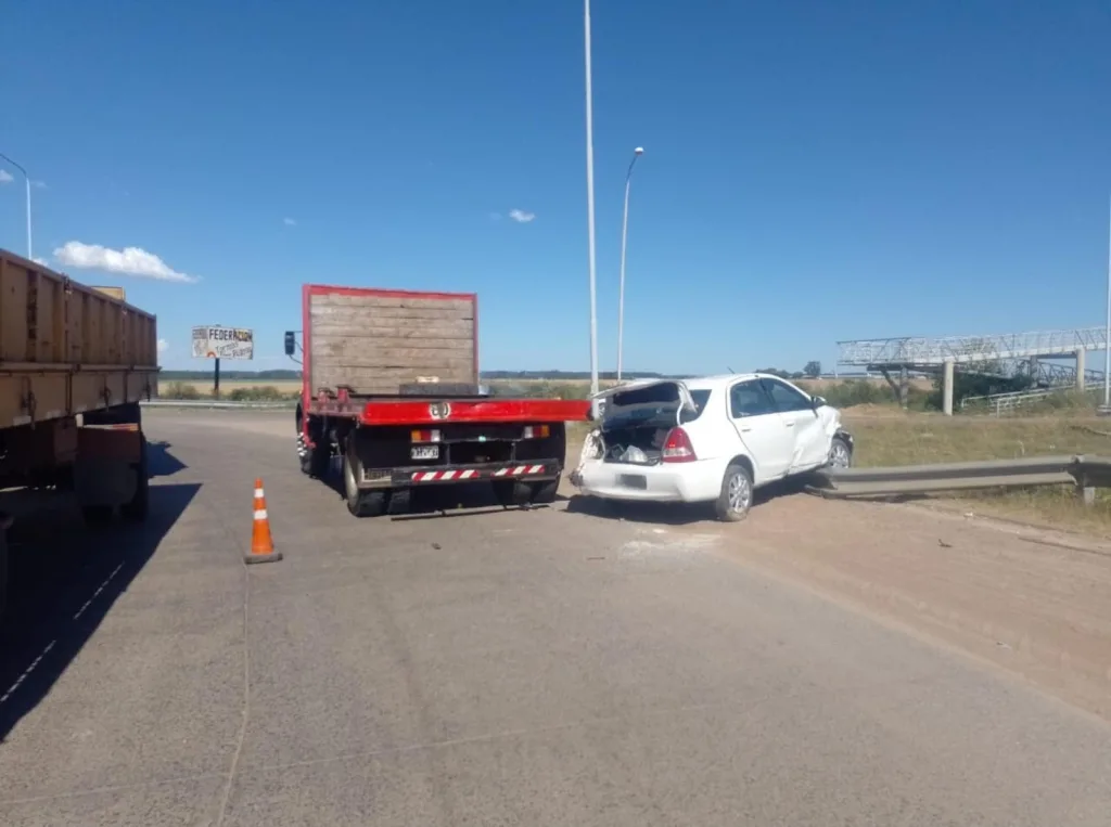 Accidente vial en la Ruta Nacional Nº 14: un Toyota Etios impacta contra un camión en la rotonda de acceso a Federación