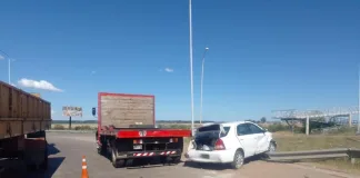 Accidente vial en la Ruta Nacional Nº 14: un Toyota Etios impacta contra un camión en la rotonda de acceso a Federación