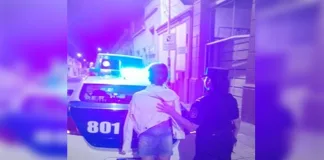 Madre es detenida por agredir violentamente a su hijo de 14 años por la clave del celular