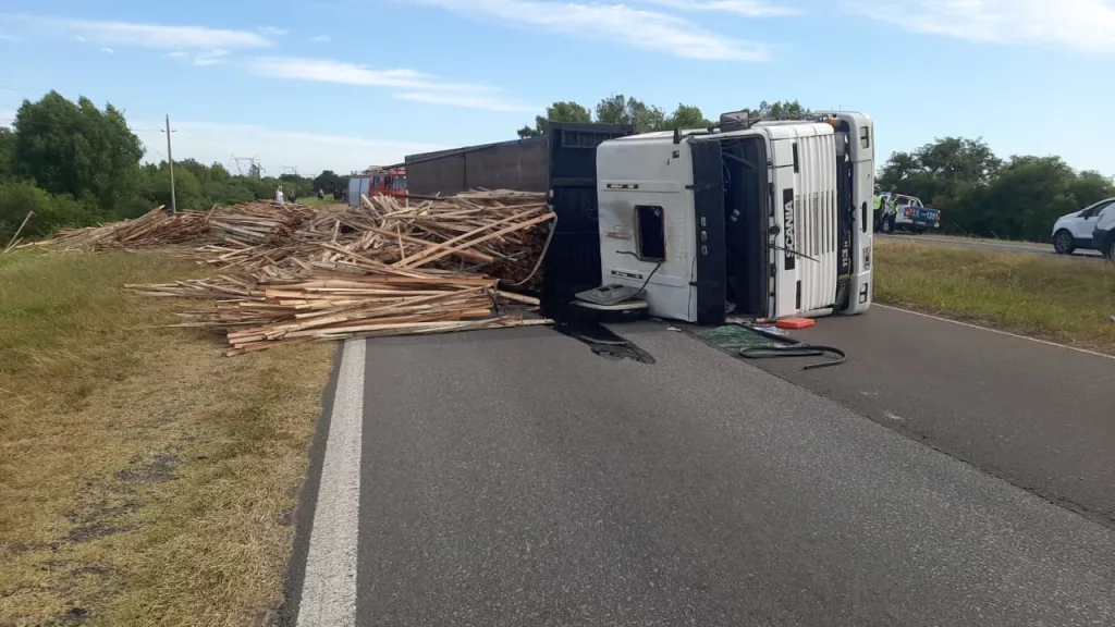Vuelco de un Camión en la Autovía 12: Tránsito Cortado