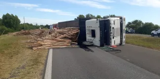 Vuelco de un Camión en la Autovía 12: Tránsito Cortado