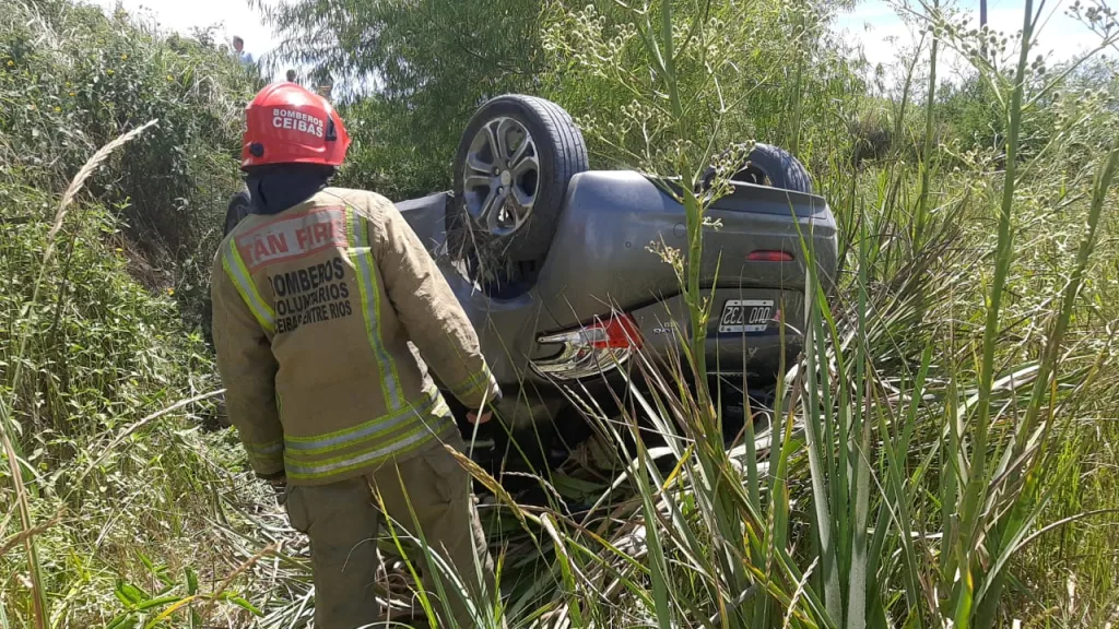 Un vehículo volcó cerca de la autovía
