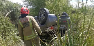 Un vehículo volcó cerca de la autovía