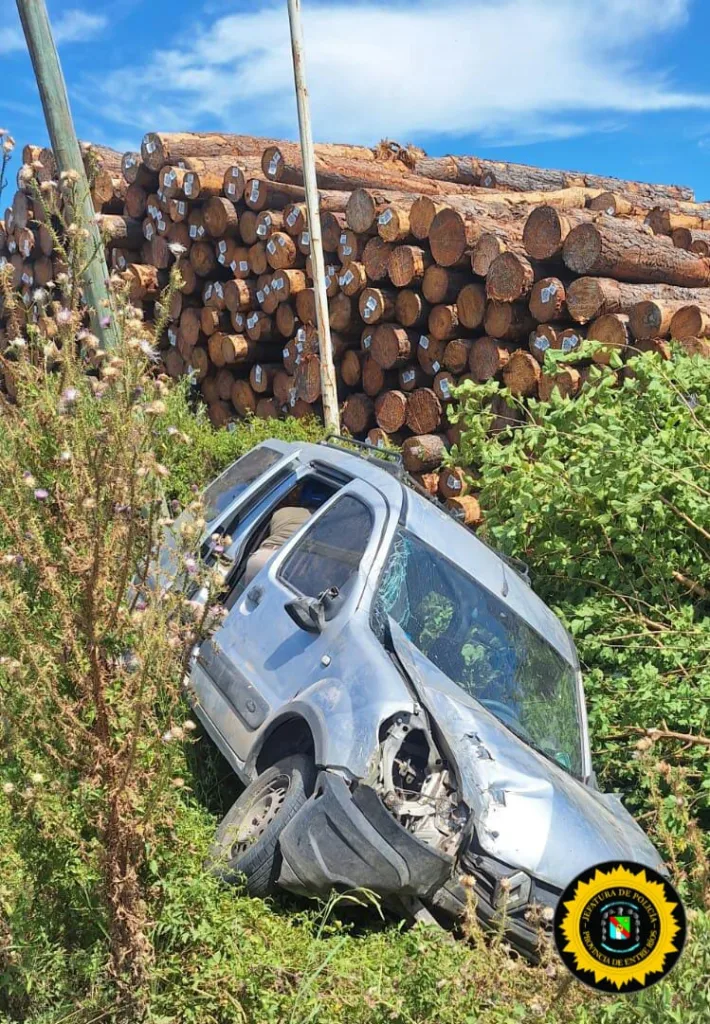 Un vehículo volcó en Av. Ricardo Balbín