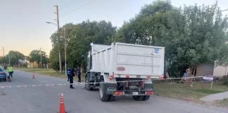 Joven de 21 años sufre amputación tras caer de un camión municipal