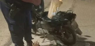Siniestro vial en la intersección de Díaz Vélez y 12 de Octubre: Motociclista pierde el control de su vehículo