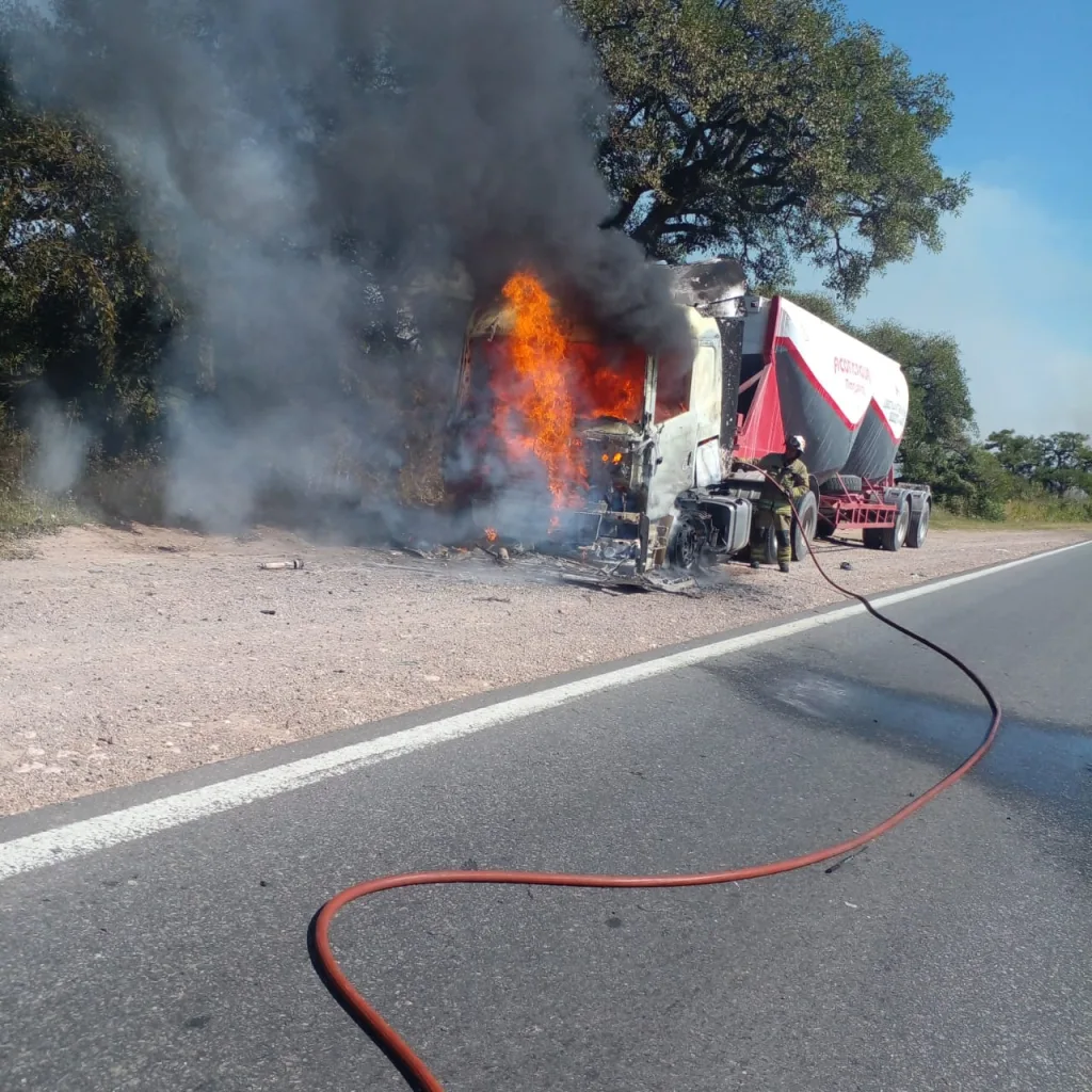 Un camión se incendió en ruta 12