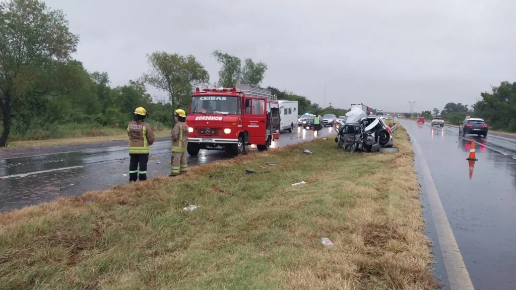 Violento choque en Ruta 12: Dos heridos tras colisión entre camión y una camioneta bajo intensa lluvia