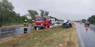 Violento choque en Ruta 12: Dos heridos tras colisión entre camión y una camioneta bajo intensa lluvia