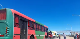 Violento choque entre un colectivo y una camioneta en la rotonda de Federación