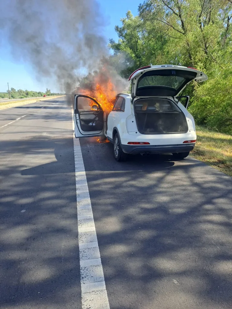 Incendio en la Autovía 12: Un Auto totalmente consumido por las llamas