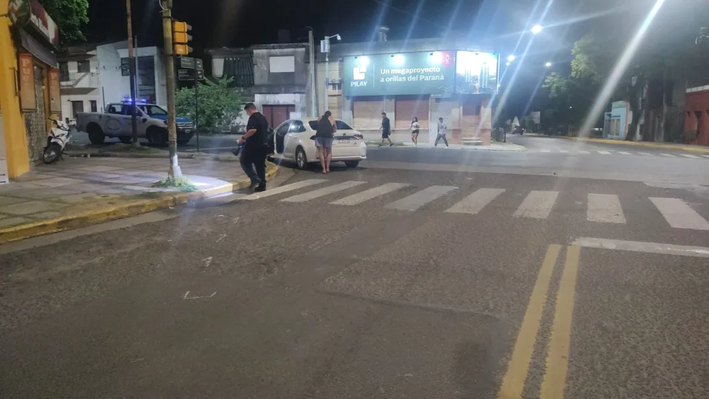 Accidente en Paraná: Vehículo impacta un poste de madera y deja a una niña en estado crítico