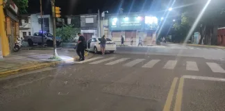 Accidente en Paraná: Vehículo impacta un poste de madera y deja a una niña en estado crítico