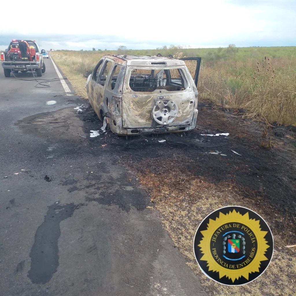 Ruta 18: Un automóvil se incendió por completo