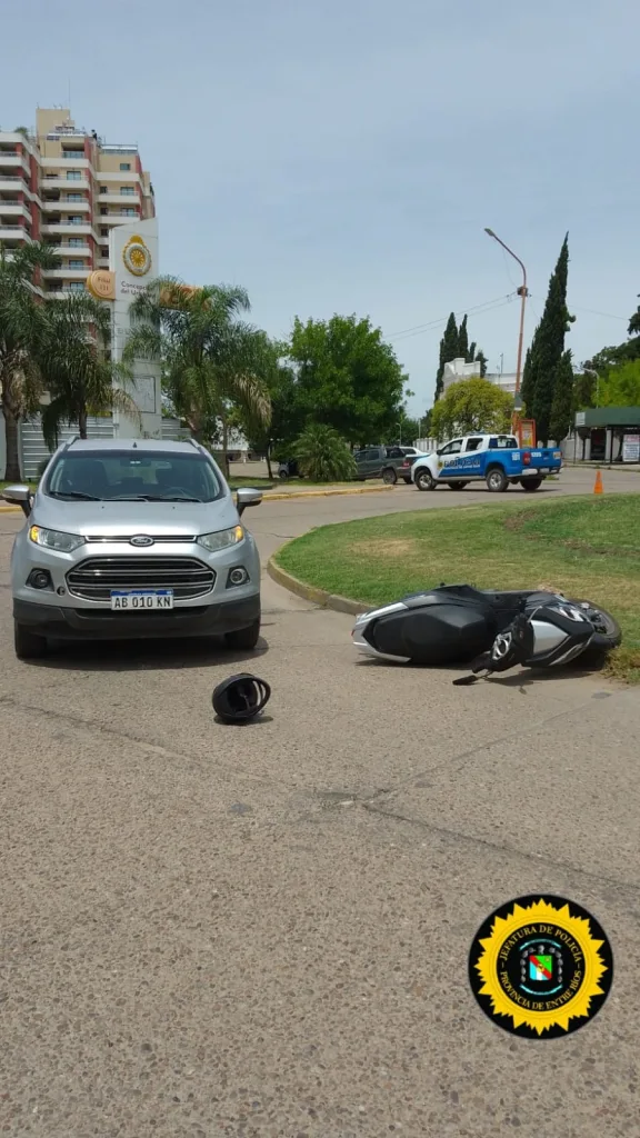 Accidente de tránsito en la rotonda frente al cementerio