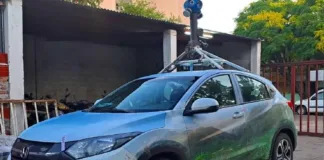 Conductor de Google sin licencia y sin papeles se estacionó en doble fila en el centro