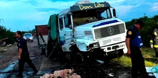 Vuelco de camión en Ruta 39: Acoplado termina bajo un puente