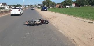 Un auto y una moto chocaron en la rotonda del monumento Urquiza