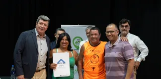 Veintiocho familias recibieron sus viviendas