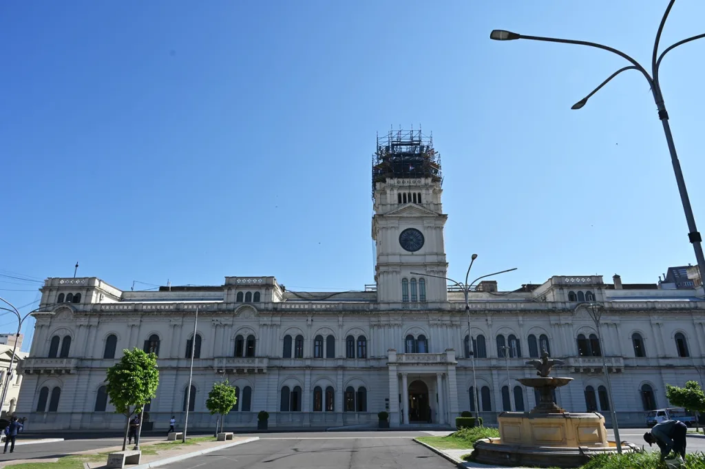 El gobierno provincial convocó a estatales y docentes a mesa paritaria para el próximo lunes