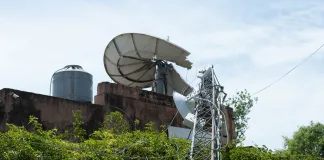 Un camión enganchó las riendas de la antena de radio «Buen Anuncio» de la Parroquia San Roque