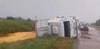Un camión volcó y esparció su carga sobre la Autovía Artigas