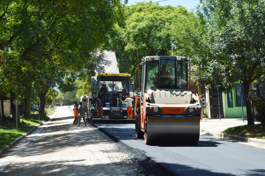 Avanza la repavimentación de 11 cuadras en calle Sarmiento