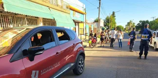 Un inspector de tránsito intentó detener una motocicleta y dos jóvenes terminaron lesionados