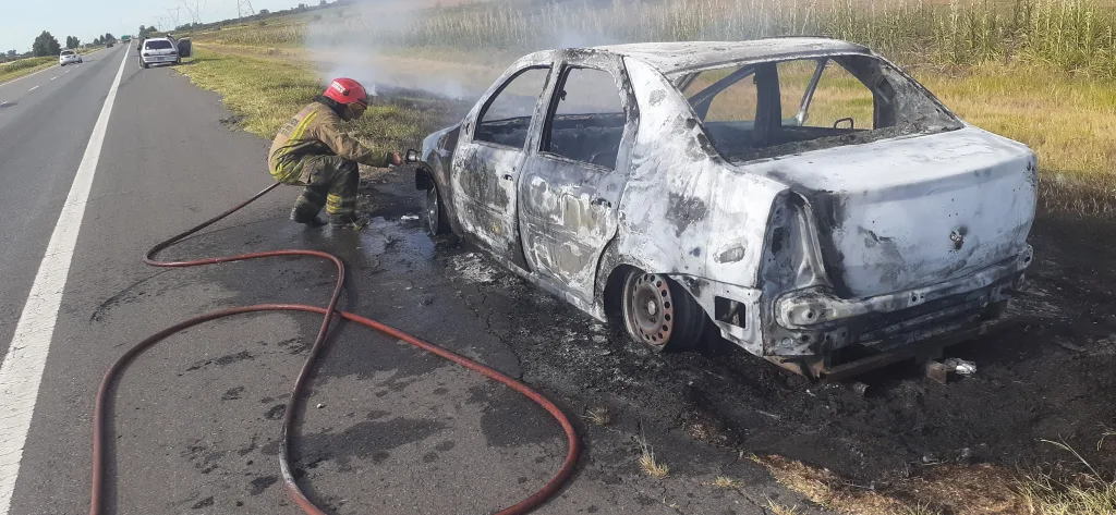 Incendio de vehículo en la Autovía 14: Daños totales