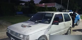 Fueron expulsados de un boliche y regresaron para atacar a los policías con machetes