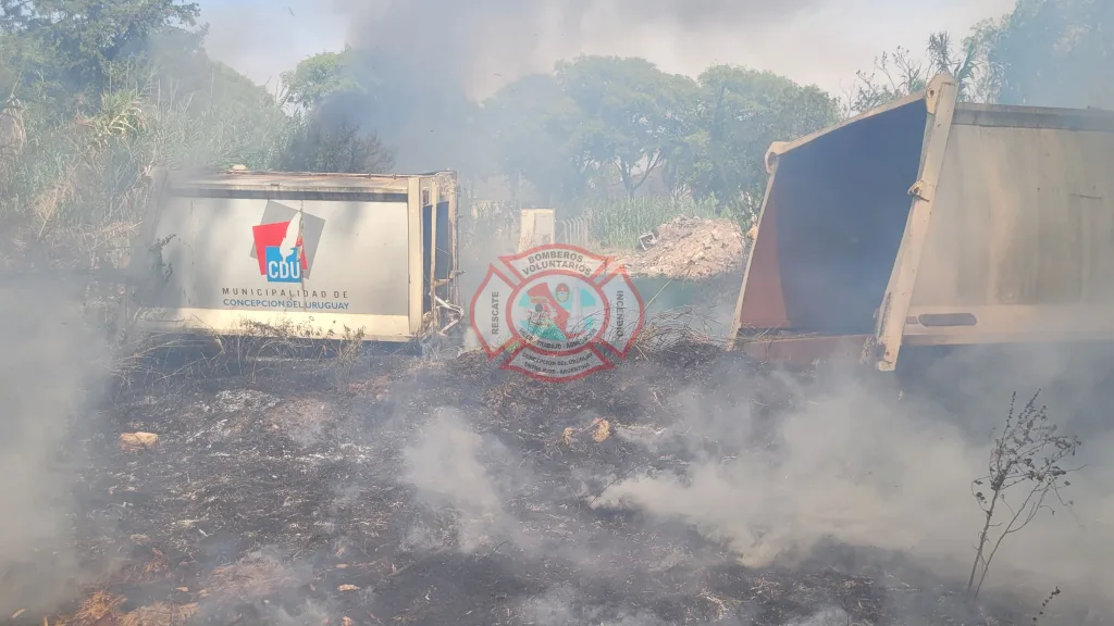 Incendio de pastizales y residuos en los galpones municipales se propagó a vehículos y camiones
